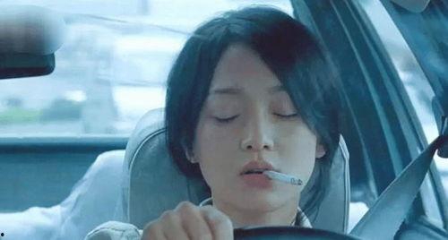 娱乐吃瓜酱女生抽烟